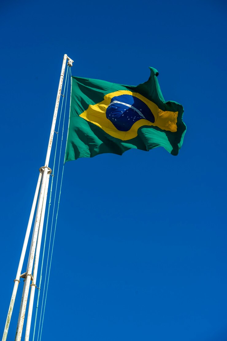 Foto bandeira do brasil hasteada com céu azul