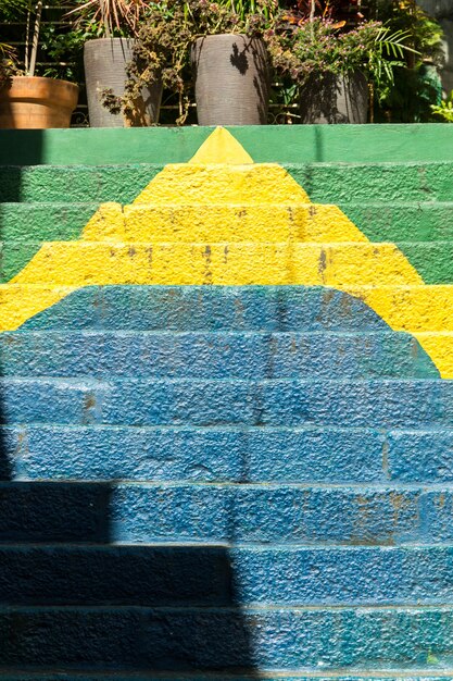 Foto bandeira do brasil pintada em escada no morro da conceição, no centro do rio de janeiro