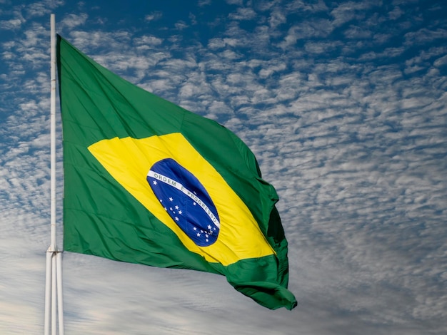 Bandeira do Brasil tremulando ao vento Bandeira do Brasil