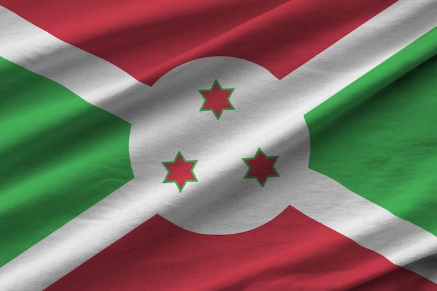 Bandeira do Burundi com grandes dobras acenando sob a luz do estúdio dentro de casa Os símbolos e cores oficiais no banner