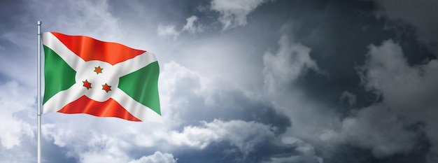 Bandeira do Burundi em um céu nublado