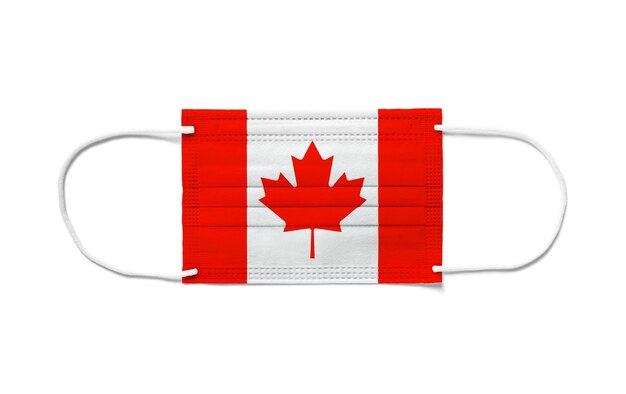 Bandeira do Canadá em uma máscara cirúrgica descartável. Fundo branco isolado