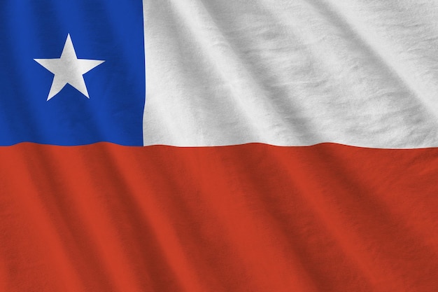 Bandeira do Chile com grandes dobras acenando de perto sob a luz do estúdio dentro de casa Os símbolos e cores oficiais no banner