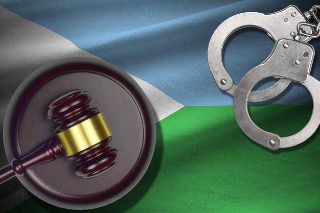 Bandeira do Djibouti com marreta de juiz e algemas no quarto escuro Conceito de antecedentes criminais e de punição para tópicos de julgamento