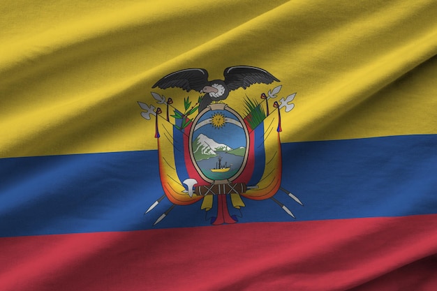 Bandeira do Equador com grandes dobras acenando sob a luz do estúdio dentro de casa Os símbolos e cores oficiais no banner