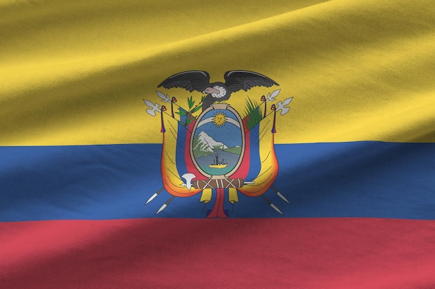 Bandeira do Equador com grandes dobras acenando sob a luz do estúdio dentro de casa Os símbolos e cores oficiais no banner