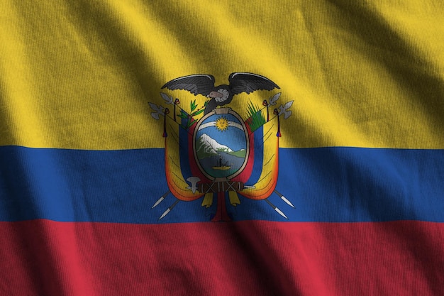 Bandeira do Equador com grandes dobras acenando sob a luz do estúdio dentro de casa Os símbolos e cores oficiais no banner