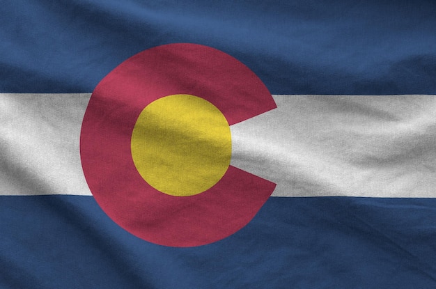 Bandeira do estado americano do Colorado retratada em tecido ondulado dobrado de pano velho