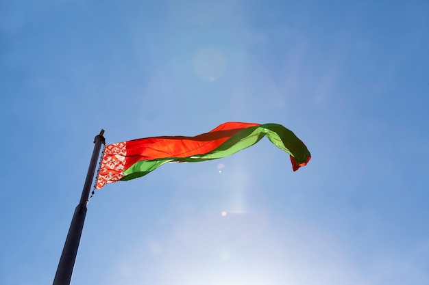 Bandeira do estado bielorrusso em um céu azul