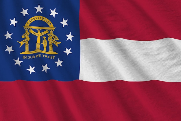Bandeira do estado da Geórgia nos EUA com grandes dobras acenando sob a luz do estúdio dentro de casa Os símbolos e cores oficiais no banner