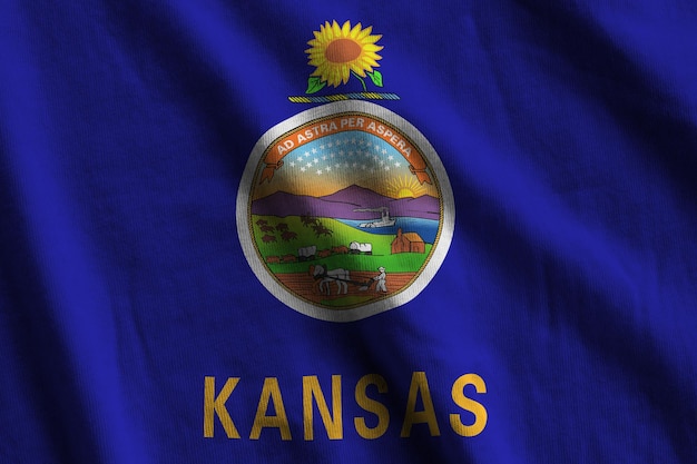 Bandeira do estado do kansas com grandes dobras acenando sob a luz do estúdio dentro do símbolo oficial