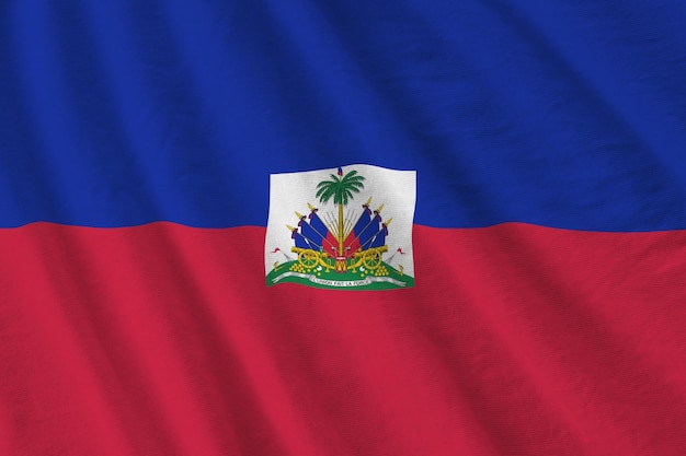 Bandeira do Haiti com grandes dobras acenando sob a luz do estúdio dentro de casa Os símbolos oficiais e cores no banner