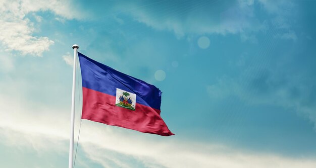 Bandeira do Haiti ondulando no céu
