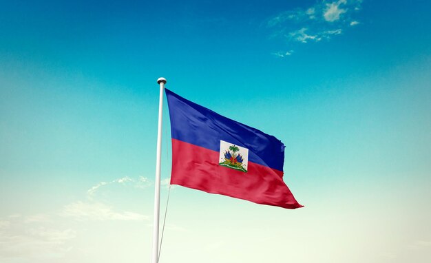 Bandeira do Haiti ondulando no céu