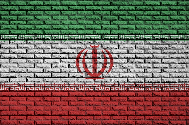 Bandeira do Irã é pintada em uma parede de tijolos antigos