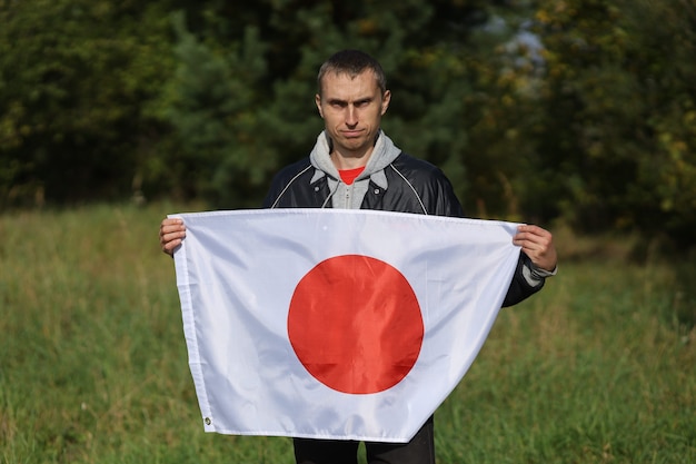 Foto bandeira do japão em mãos humanas