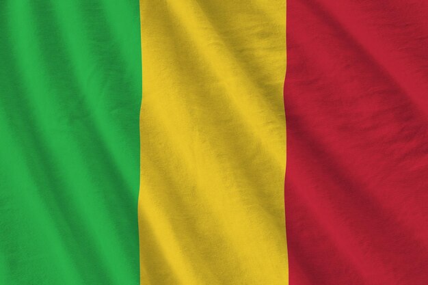 Bandeira do Mali com grandes dobras acenando de perto sob a luz do estúdio dentro de casa Os símbolos e cores oficiais no banner