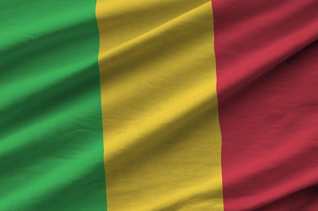 Bandeira do Mali com grandes dobras acenando de perto sob a luz do estúdio dentro de casa Os símbolos e cores oficiais no banner