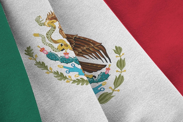 Bandeira do México com grandes dobras acenando sob a luz do estúdio dentro de casa Os símbolos e cores oficiais no banner