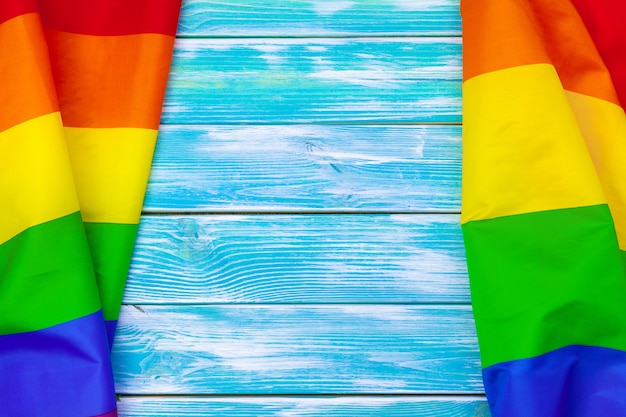Bandeira do orgulho alegre na mesa de madeira