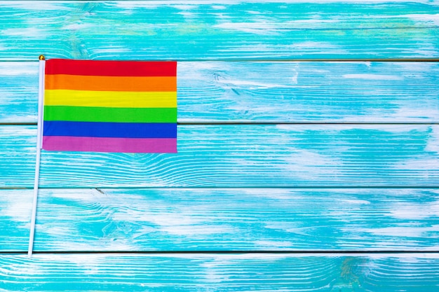 Bandeira do orgulho alegre na mesa de madeira