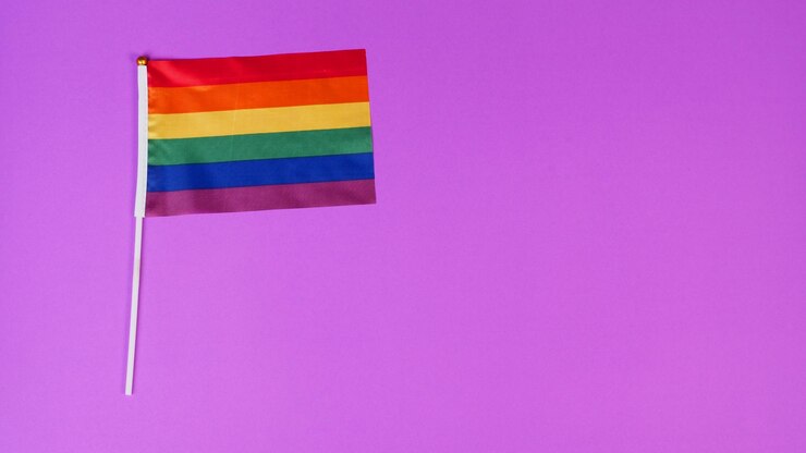 Foto bandeira do orgulho do arco-íris em fundo roxo