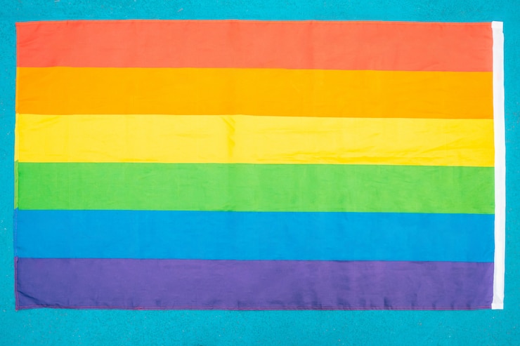 Foto bandeira do orgulho gay da vista superior em fundo azul