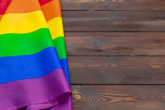 Bandeira do orgulho gay na mesa de madeira, filmado em estúdio