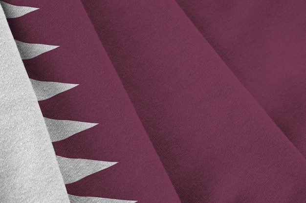 Bandeira do Qatar com grandes dobras acenando sob a luz do estúdio dentro dos símbolos oficiais e co