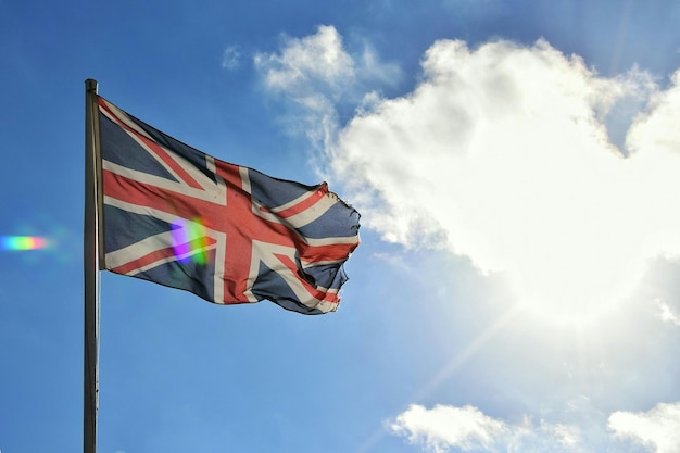 Bandeira do Reino Unido contra o céu nublado