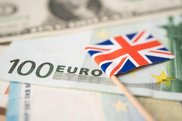 Bandeira do Reino Unido no conceito de finanças e contabilidade de notas de euro