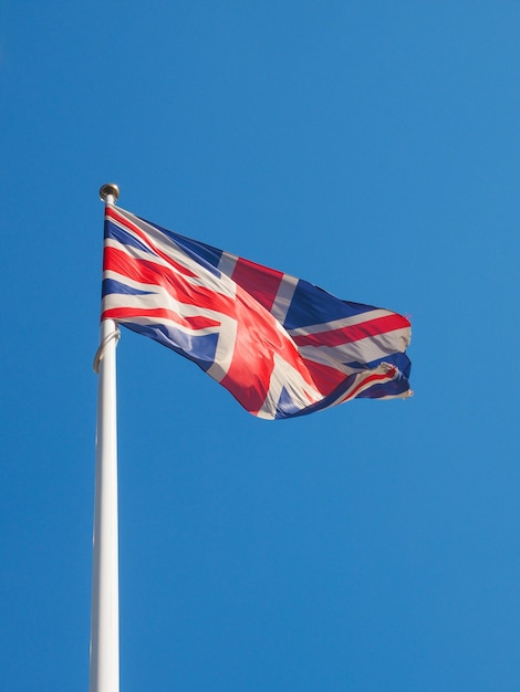 Bandeira do Reino Unido sobre o céu azul