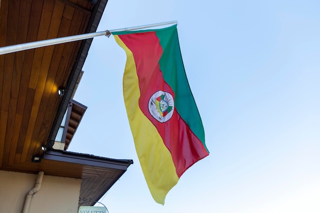 Bandeira do Rio Grande do Sul pendurada na fachada da casa