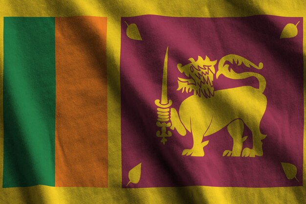 Bandeira do Sri Lanka com grandes dobras acenando sob a luz do estúdio dentro de casa Os símbolos e cores oficiais no banner