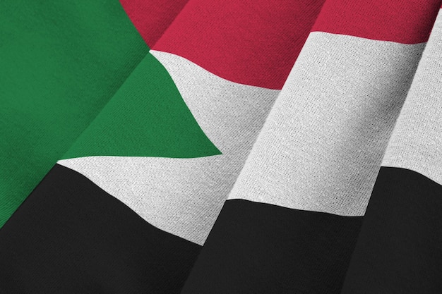 Bandeira do Sudão com grandes dobras acenando sob a luz do estúdio dentro dos símbolos oficiais e co