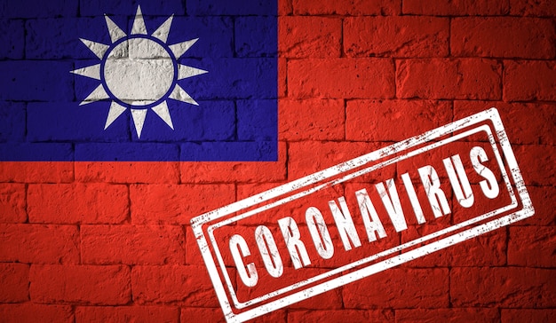 Bandeira do Taiwan com proporções originais. carimbado de Coronavirus. textura da parede de tijolo. Conceito de vírus corona. À beira de uma pandemia COVID-19 ou 2019-nCoV.