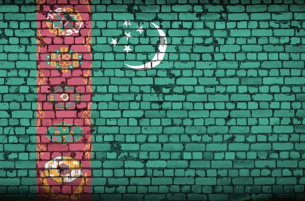Bandeira do Turquemenistão é pintada em uma parede de tijolos antigos