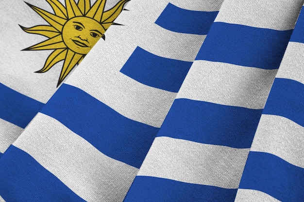 Bandeira do Uruguai com grandes dobras acenando sob a luz do estúdio dentro dos símbolos oficiais e