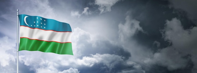 Bandeira do uzbequistão em um céu nublado