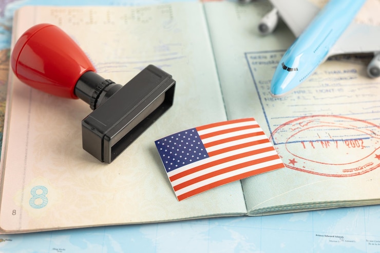 Foto bandeira dos estados unidos com visto aprovado estampado e documento de passaporte para imigração no aeroporto do país