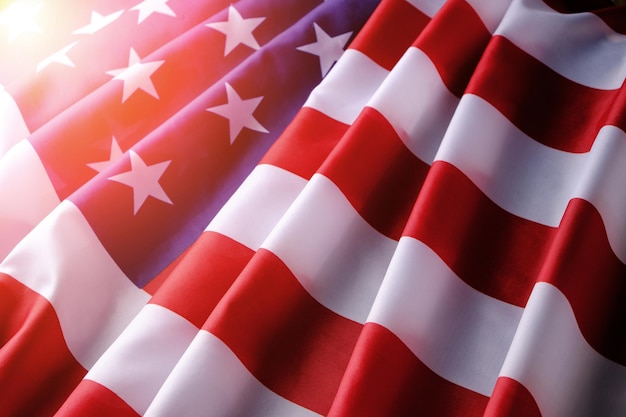 Bandeira dos Estados Unidos da América. Dia da independência e dia do Memorial. Estrelas e listras. Com a luz solar.