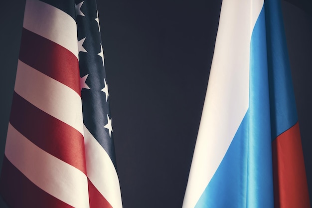 Bandeira dos Estados Unidos da América e da Federação Russa estão em frente um do outro.