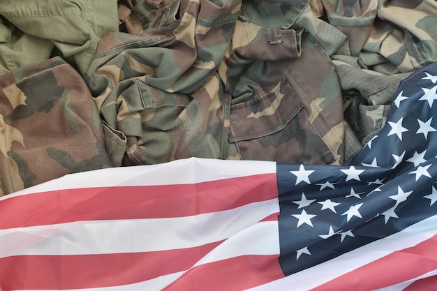 Bandeira dos Estados Unidos da América e jaqueta de uniforme militar dobrada
