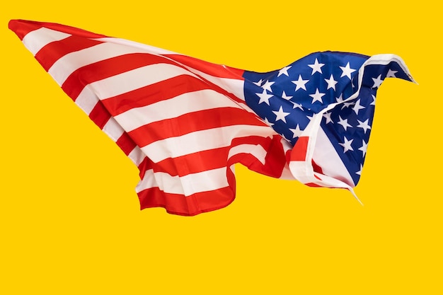 Bandeira dos Estados Unidos. fundo amarelo, modelo para banner horizontal.