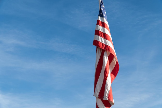 Bandeira dos estados unidos no céu azul com espaço de cópia