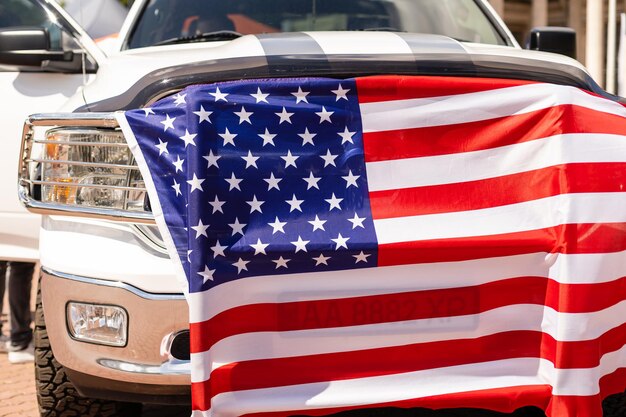 Bandeira dos EUA no porta-malas do carro