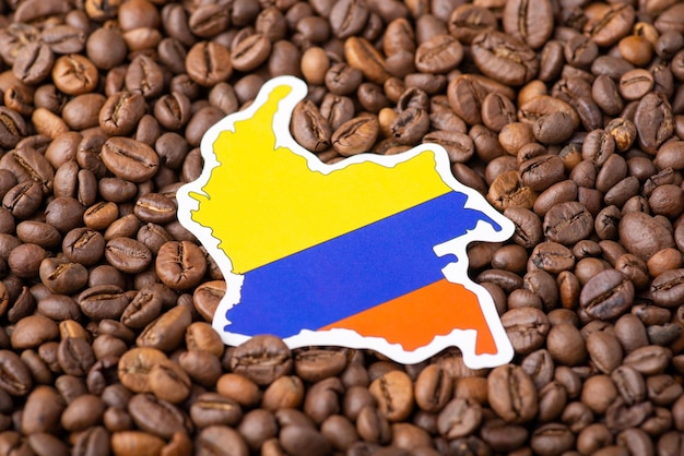 Bandeira e mapa da Colômbia em grãos de café Conceito de agronegócio de cultivo de café na Colômbia