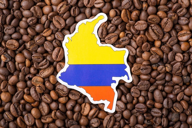 Bandeira e mapa da Colômbia em grãos de café torrados Cultivo de café na Colômbia conceito origem do grão de café