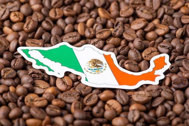 Bandeira e mapa do México em grãos de café Indústria do café no conceito do México