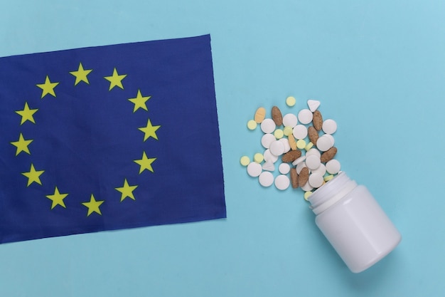 Bandeira europeia e um frasco de comprimidos em um azul